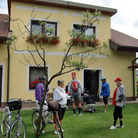 Privatzimmer Und Ferienwohnungen Leeb Persenbeug Exterior foto
