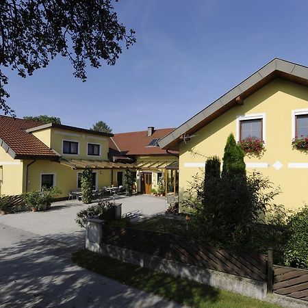 Privatzimmer Und Ferienwohnungen Leeb Persenbeug Exterior foto