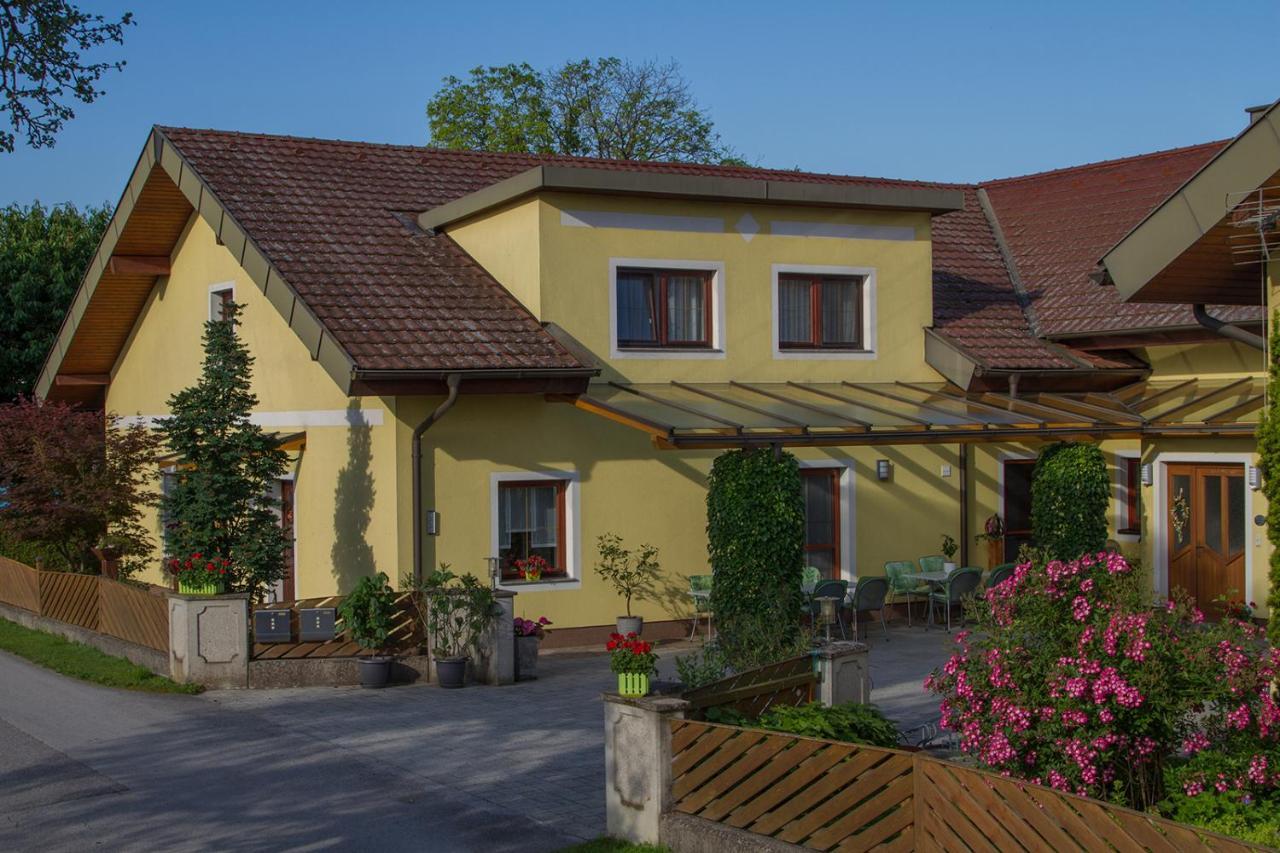 Privatzimmer Und Ferienwohnungen Leeb Persenbeug Exterior foto