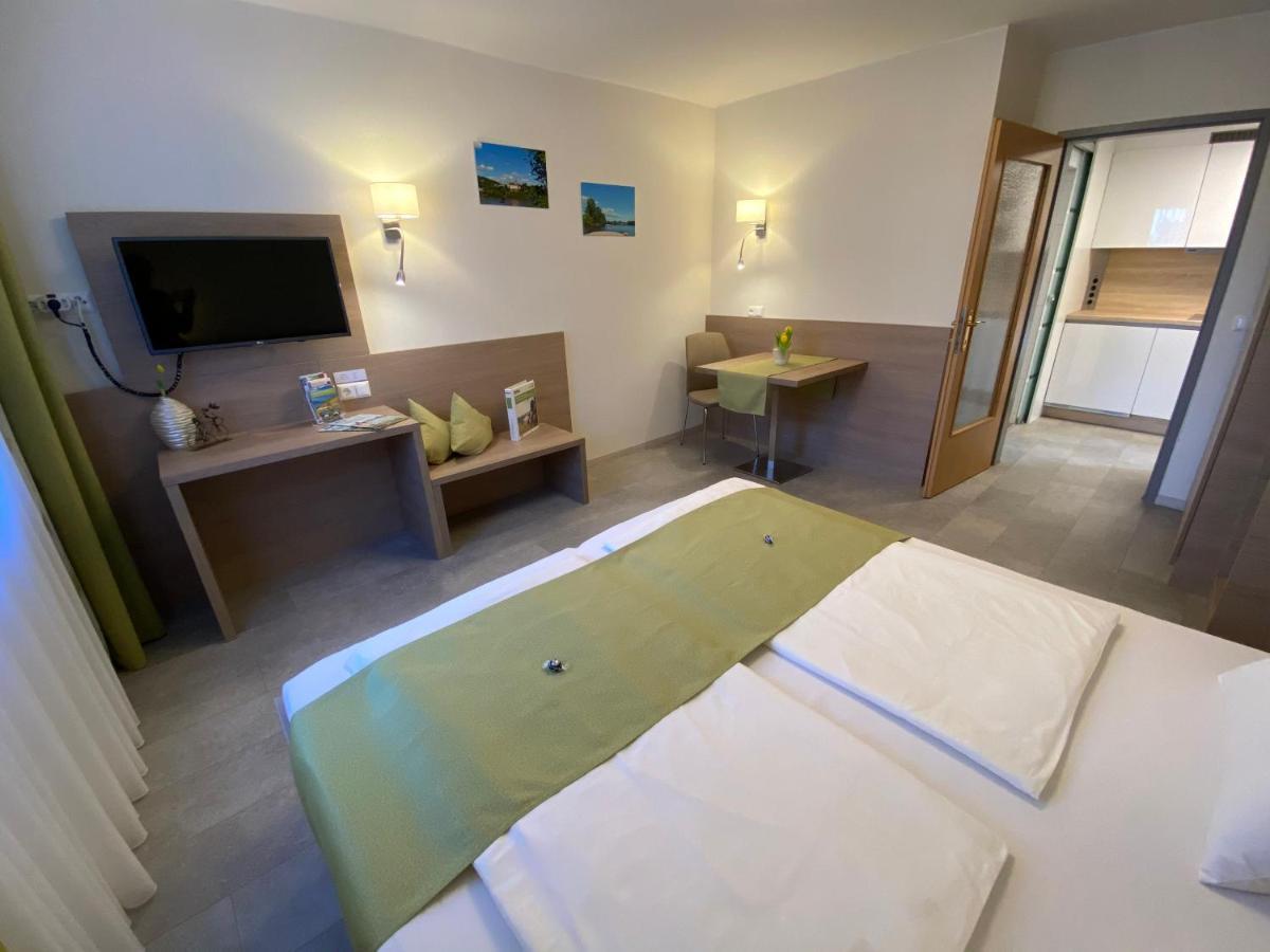 Privatzimmer Und Ferienwohnungen Leeb Persenbeug Exterior foto