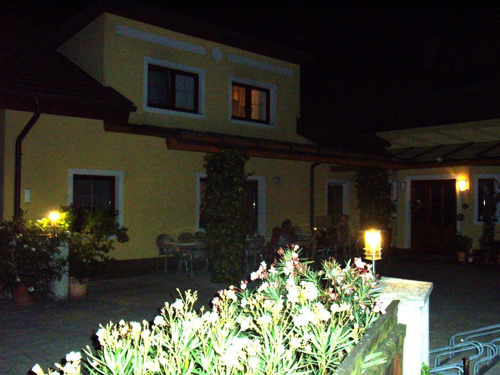 Privatzimmer Und Ferienwohnungen Leeb Persenbeug Exterior foto