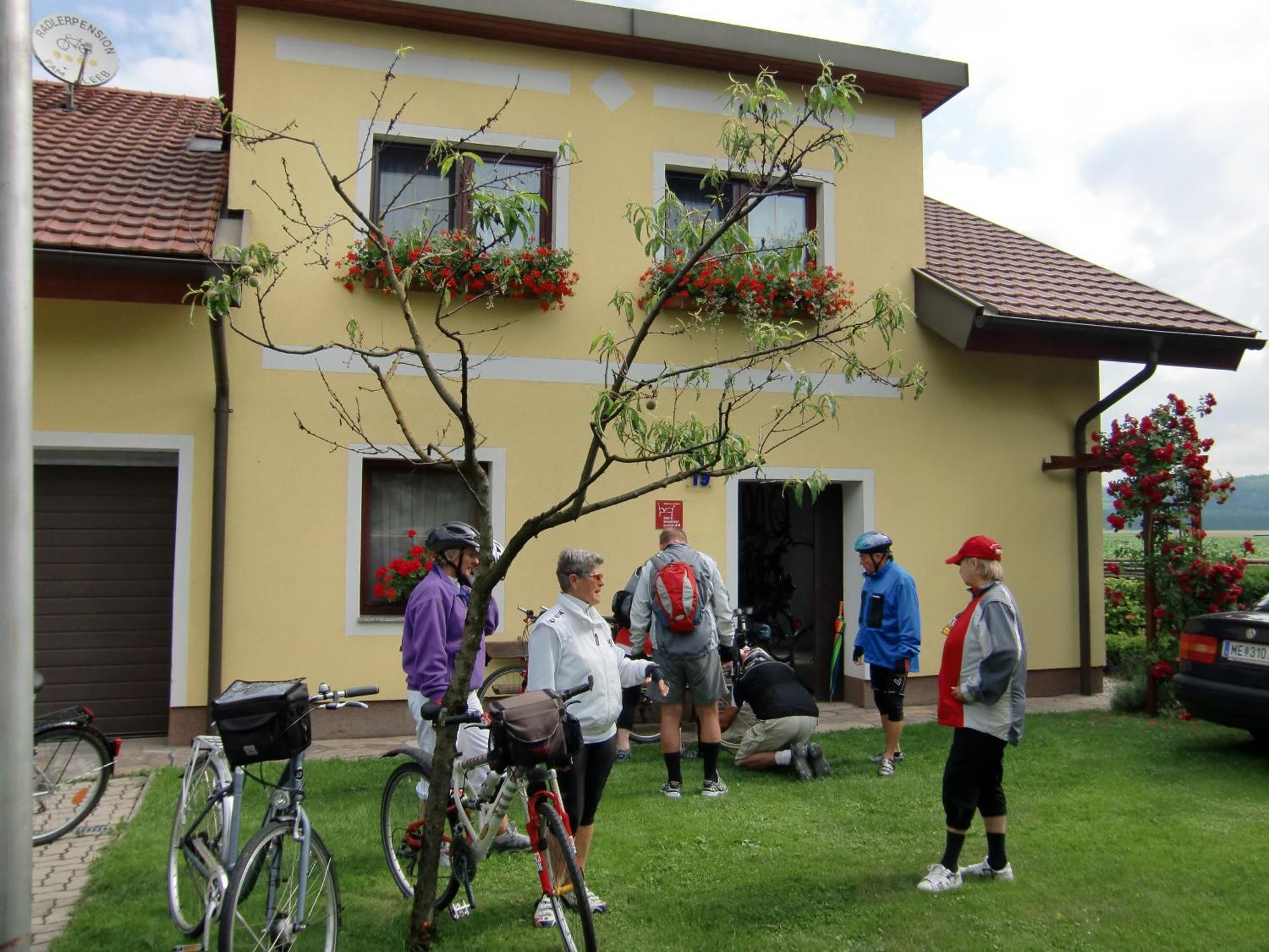 Privatzimmer Und Ferienwohnungen Leeb Persenbeug Exterior foto
