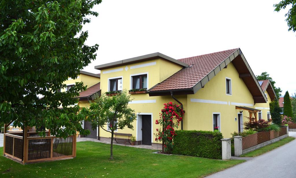Privatzimmer Und Ferienwohnungen Leeb Persenbeug Exterior foto