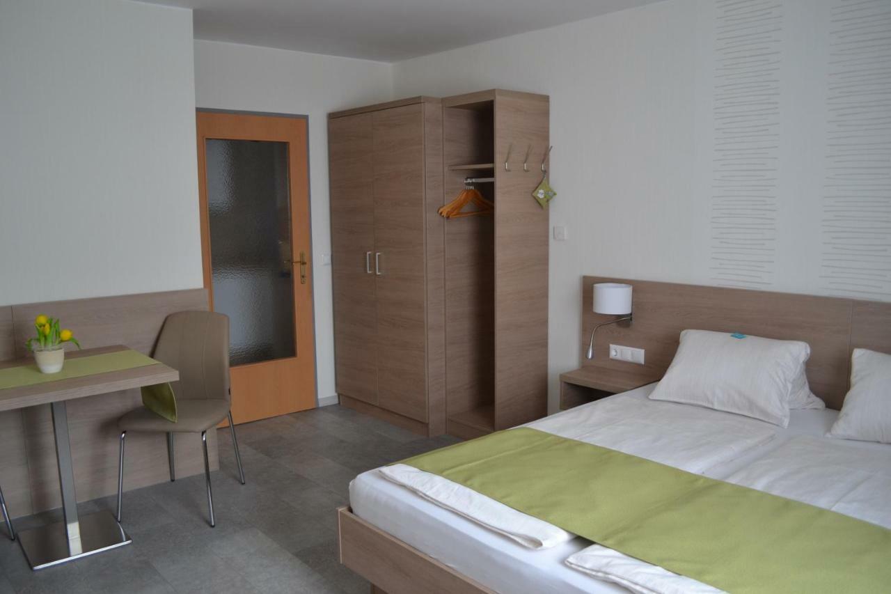 Privatzimmer Und Ferienwohnungen Leeb Persenbeug Exterior foto